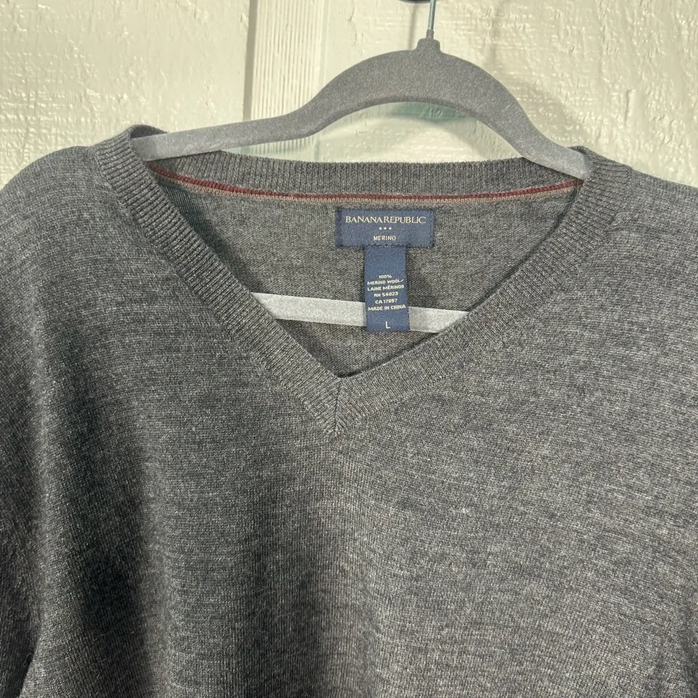 Banana Republic Men’s Gray Merino Wool V Neck Sweater Size Large EUC